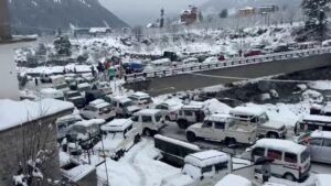 Manali में बर्फबारी से कई किलोमीटर लंबा जाम, कार से उतरकर पैदल चलने लगे पर्यटक