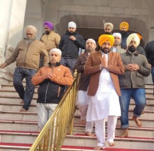 ਨੰਗੇ ਪੈਰੀਂ ਚੱਲ ਕੇ ਸ੍ਰੀ ਅਕਾਲ ਤਖ਼ਤ ਸਾਹਿਬ ਪੇਸ਼ ਹੋਏ ਤਰੁਨਪ੍ਰੀਤ ਸਿੰਘ ਸੌਂਦ