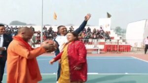 CM योगी ने 2 बार बॉल पटकी, बास्केट में उछाली:हवा में गुब्बारे छोड़े, गोरखपुर में महिला टूर्नामेंट की शुरुआत की