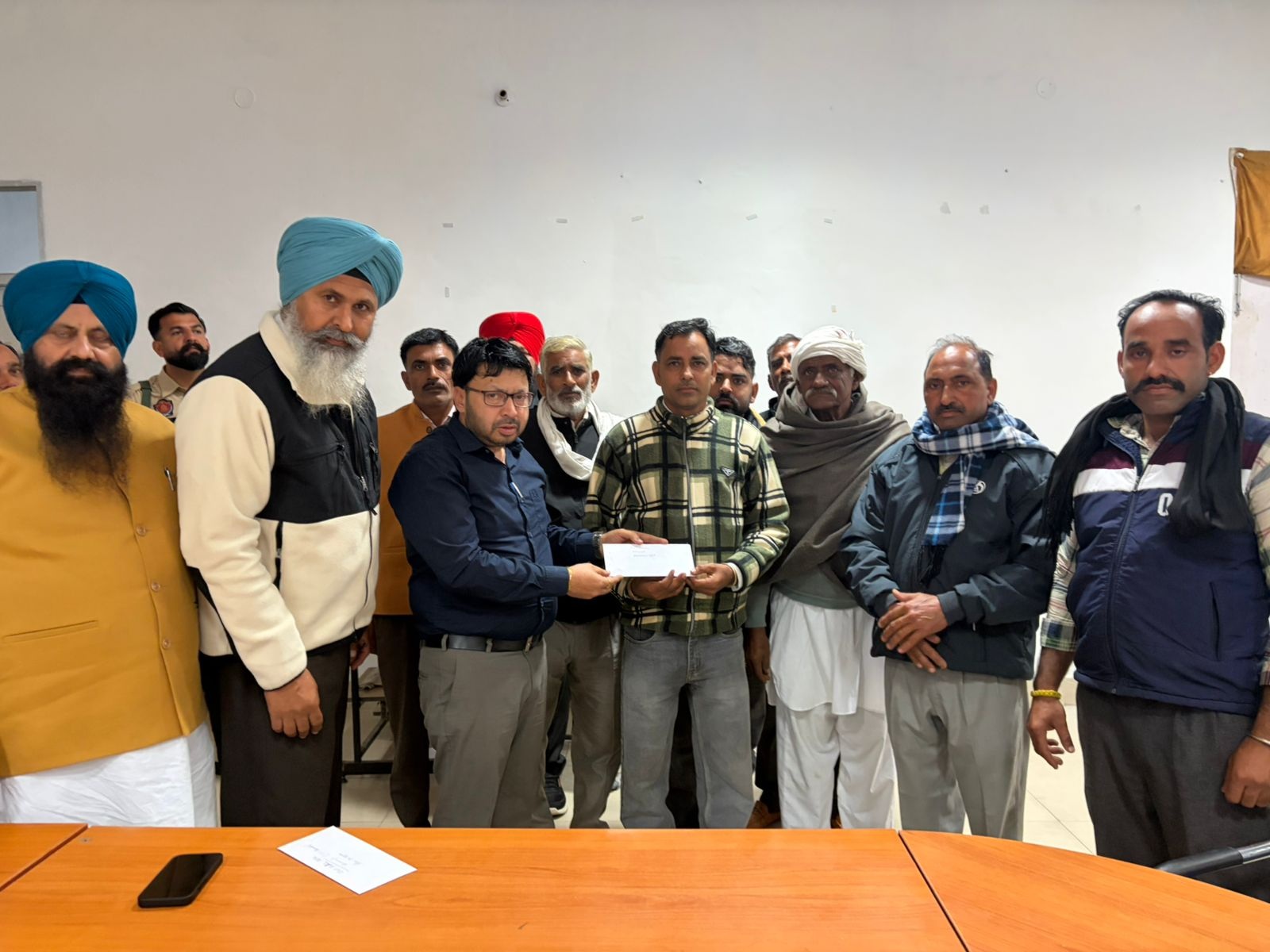 ਐਨ.ਆਰ.ਆਈ ਮੰਤਰੀ ਮੰਤਰੀ ਡਾ. ਰਵਜੋਤ ਨੇ ਤਿੰਨ  ਗ੍ਰਾਮ ਪੰਚਾਇਤਾਂ ਨੂੰ ਦਿੱਤੇ 17 ਲੱਖ ਰੁਪਏ ਦੇ ਚੈਕ