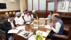 1962, 1965 ਅਤੇ 1971 ਦੀਆਂ ਜੰਗਾਂ  ਵਿੱਚ ਸ਼ਹੀਦ ਸੈਨਿਕਾਂ ਦੇ ਪਰਿਵਾਰਾਂ ਨੂੰ ਮੁਆਵਜ਼ਾ ਦੇਣ ਸਬੰਧੀ ਮੋਹਿੰਦਰ ਭਗਤ ਵੱਲੋਂ ਅਧਿਕਾਰੀਆਂ ਨਾਲ ਵਿਸ਼ੇਸ਼ ਮੀਟਿੰਗ