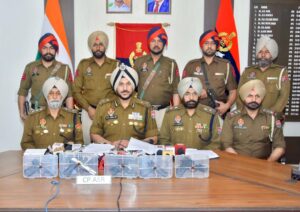 ਅੰਮ੍ਰਿਤਸਰ ਵਿੱਚ ਸਰਹੱਦ ਪਾਰੋਂ ਚੱਲ ਰਹੇ ਹਥਿਆਰ ਤਸਕਰੀ ਦੇ ਮਾਡਿਊਲ ਦਾ ਪਰਦਾਫਾਸ਼; ਨਾਬਾਲਗ ਸਮੇਤ ਛੇ ਵਿਅਕਤੀ ਪੰਜ ਪਿਸਤੌਲਾਂ ਸਣੇ ਗ੍ਰਿਫ਼ਤਾਰ