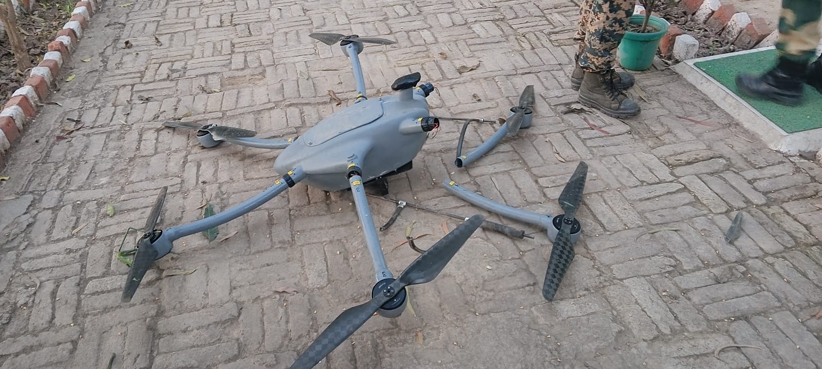 ਪੰਜਾਬ ਪੁਲਿਸ ਨੇ ਬੀ.ਐਸ.ਐਫ. ਨਾਲ ਸਾਂਝੇ ਆਪ੍ਰੇਸ਼ਨ ਵਿੱਚ ਸਰਹੱਦ ਪਾਰੋਂ ਚੱਲ ਰਹੇ ਤਸਕਰੀ ਮਾਡਿਊਲ ਦਾ ਕੀਤਾ ਪਰਦਾਫਾਸ਼ ; 24.5 ਕਿਲੋ ਹੈਰੋਇਨ, 21 ਲੱਖ ਰੁਪਏ ਦੀ ਡਰੱਗ ਮਨੀ ਅਤੇ ਮਲਟੀ-ਕਾਪਰ ਡਰੋਨ ਸਮੇਤ ਤਿੰਨ ਕਾਬੂ