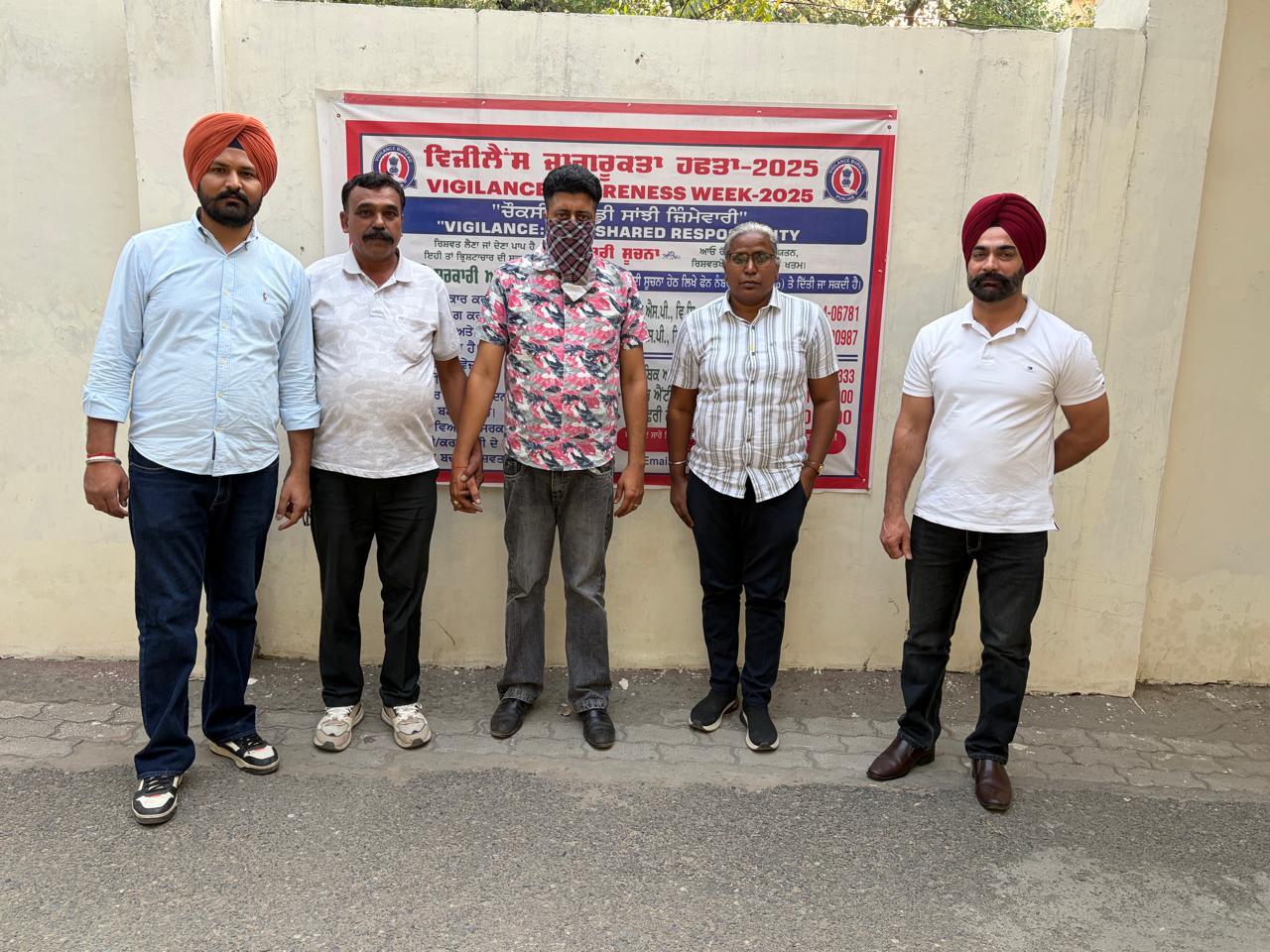 ਵਿਜੀਲੈਂਸ ਬਿਊਰੋ ਵੱਲੋਂ 15,000 ਰੁਪਏ ਰਿਸ਼ਵਤ ਲੈਂਦਾ ਪਟਵਾਰੀ ਰੰਗੇ ਹੱਥੀਂ ਕਾਬੂ