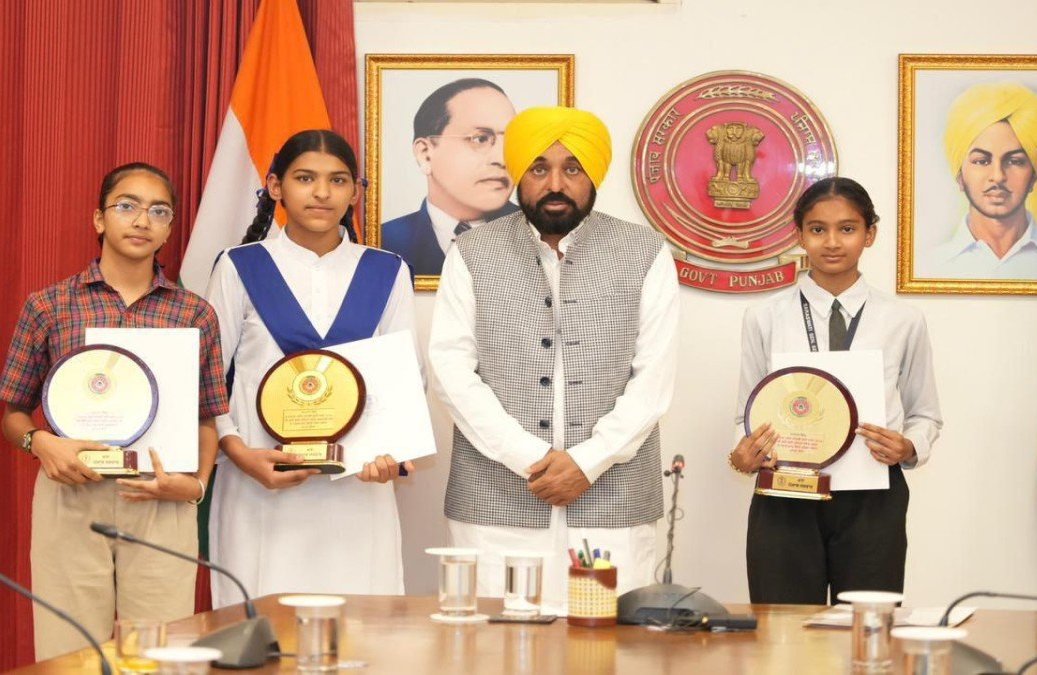 ਮੁੱਖ ਮੰਤਰੀ ਨਿਵਾਸ ‘ਤੇ ਅੱਠਵੀਂ ਜਮਾਤ ‘ਚ ਅੱਵਲ ਆਉਣ ਵਾਲੀਆਂ ਧੀਆਂ ਦਾ ਸਨਮਾਨ