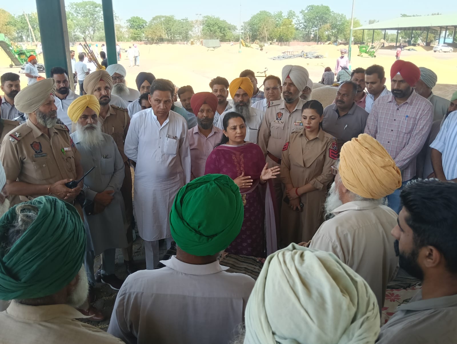 ਗੜੇਮਾਰੀ ਤੇ ਭਾਰੀ ਮੀਂਹ ਕਾਰਨ ਪ੍ਰਭਾਵਿਤ ਫਸਲ ਦੀ ਖਰੀਦ ਵਿਚ ਕਿਸਾਨਾਂ ਦਾ ਵਿੱਤੀ ਨੁਕਸਾਨ ਨਹੀਂ ਹੋਣ ਦਿੱਤਾ ਜਾਵੇਗਾ: ਡਿਪਟੀ ਕਮਿਸ਼ਨਰ ਨਵਜੋਤ ਕੌਰ