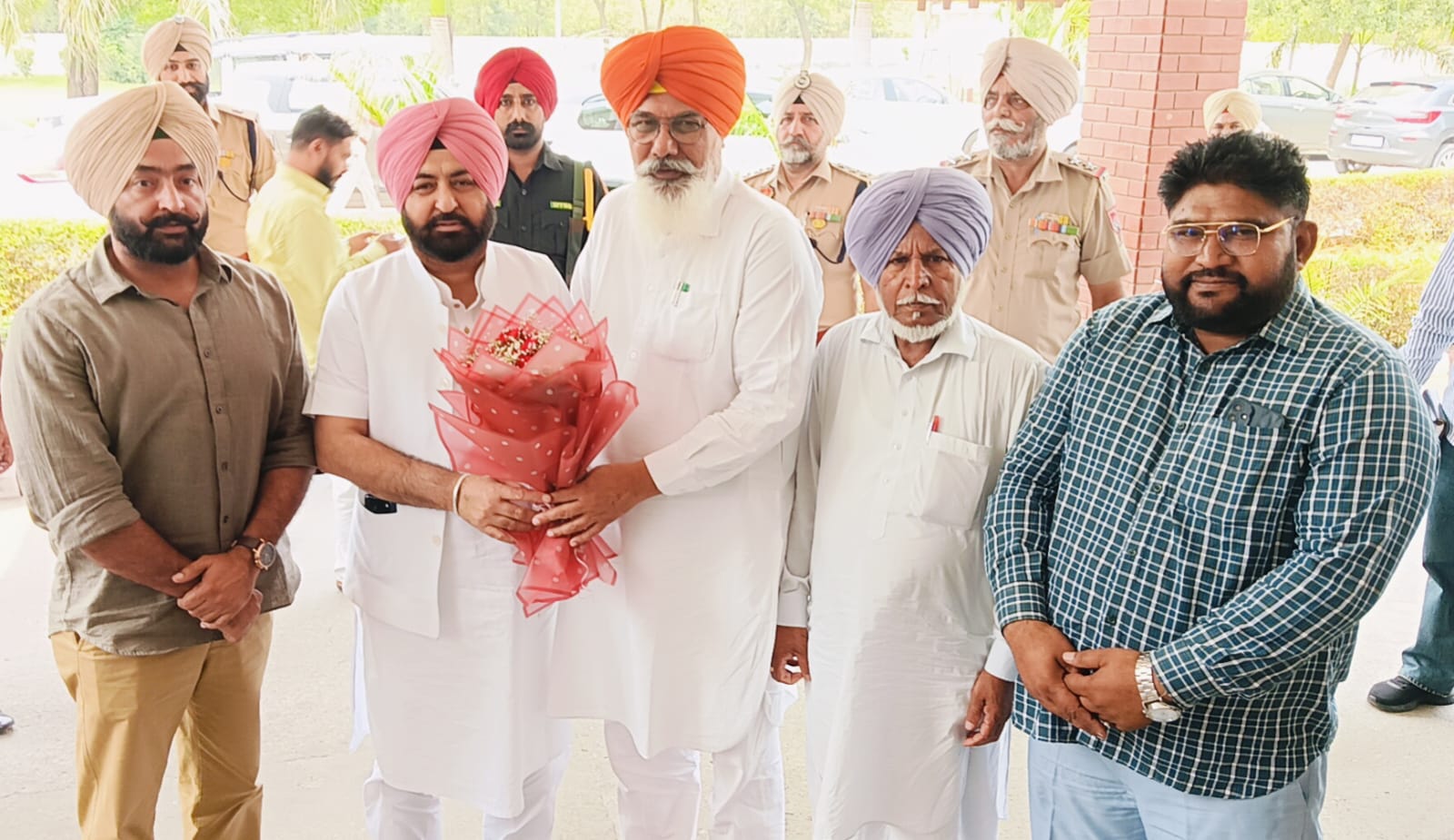 ਵੱਖ-ਵੱਖ ਵਿਕਾਸ ਕਾਰਜਾਂ ਦੀ ਸਮੀਖਿਆ ਸਬੰਧੀ ਸਪੀਕਰ ਸੰਧਵਾਂ ਅਤੇ ਕੈਬਨਿਟ ਮੰਤਰੀ ਹਰਦੀਪ ਸਿੰਘ ਮੁੰਡੀਆਂ  ਨੇ ਅਧਿਕਾਰੀਆਂ ਨਾਲ ਕੀਤੀ ਮੀਟਿੰਗ