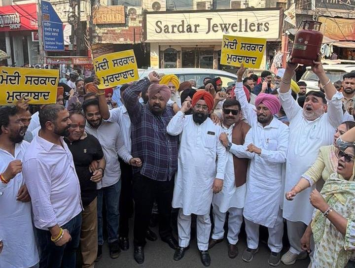 ‘ਆਪ’ ਦੀ ਟਰੇਡ ਵਿੰਗ ਵਲੋਂ ਗੈਸ ਸਿਲੰਡਰਾਂ ਦੀਆਂ ਕੀਮਤਾਂ ‘ਚ ਵਾਧੇ ਵਿਰੁਧ ਘੰਟਾ ਘਰ ਵਿਖੇ ਰੋਸ਼ ਪ੍ਰਦਰਸ਼ਨ