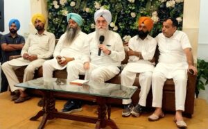 ਸਪੀਕਰ ਸੰਧਵਾਂ ਨੇ ਮਾਵਾਂ ਧੀਆਂ ਸਤਿਕਾਰ ਯੋਜਨਾ ਅਤੇ ਸਿਹਤ ਬੀਮਾ ਯੋਜਨਾ ਸਬੰਧੀ ਵਿਸ਼ੇਸ਼ ਮੀਟਿੰਗ ਕੀਤੀ