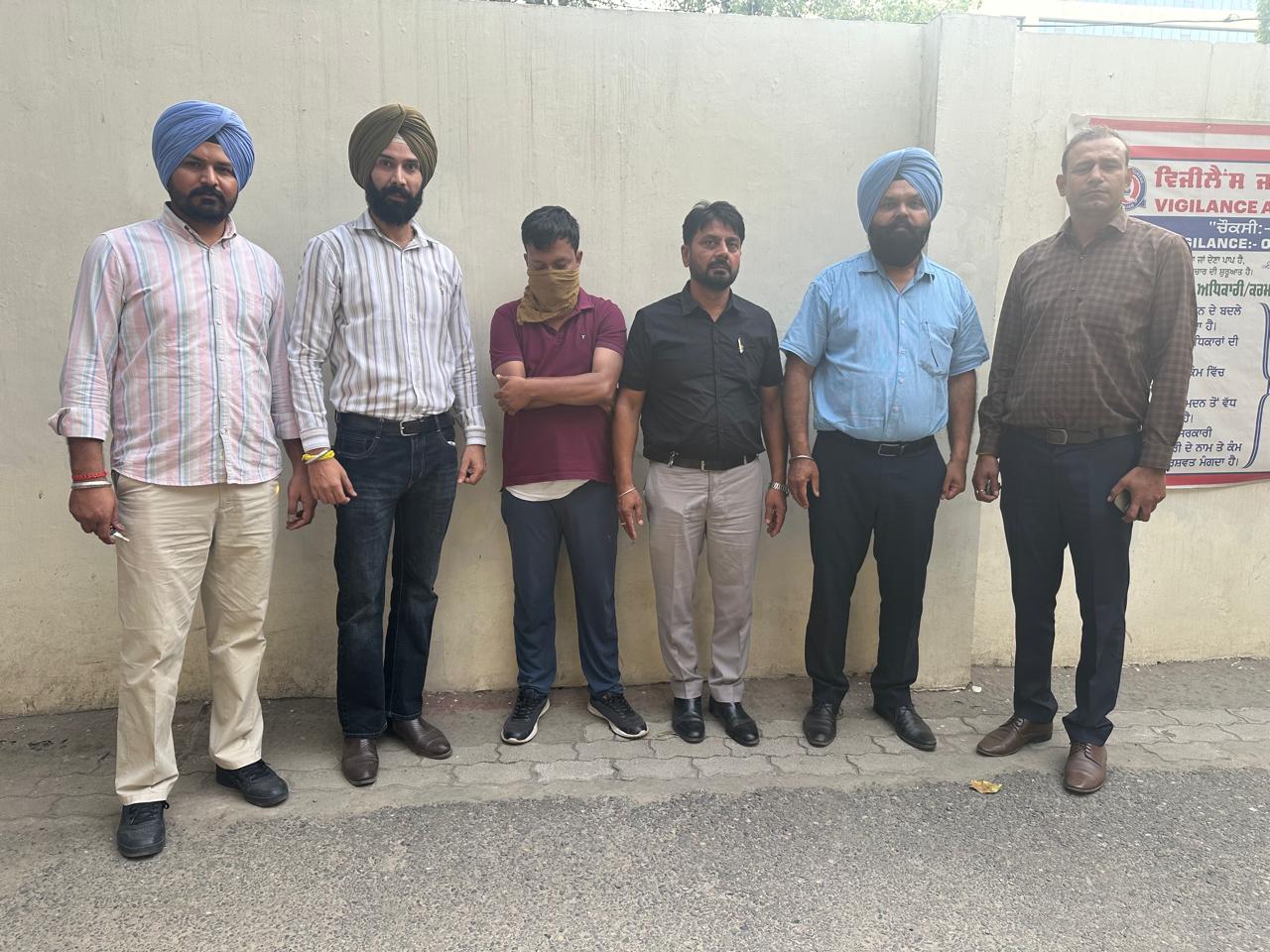 ਵਿਜੀਲੈਂਸ ਬਿਊਰੋ ਵੱਲੋਂ 1,00,000 ਰੁਪਏ ਰਿਸ਼ਵਤ ਲੈਂਦਾ ਸਹਾਇਕ ਰਜਿਸਟਰਾਰ ਕਾਬੂ