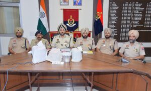 ਅੰਮ੍ਰਿਤਸਰ ਵਿੱਚ 8.3 ਕਿਲੋਗ੍ਰਾਮ ਹੈਰੋਇਨ ਅਤੇ 2 ਲੱਖ ਰੁਪਏ ਦੀ ਡਰੱਗ ਮਨੀ ਸਣੇ ਇੱਕ ਨਾਬਾਲਗ ਸਮੇਤ ਦੋ ਕਾਬੂ