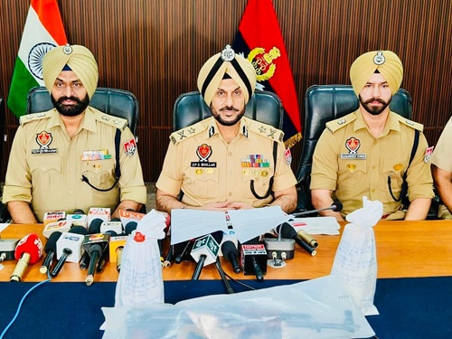 ਸਰਹੱਦ ਪਾਰਲੇ ਹਥਿਆਰ ਅਤੇ ਵਿਸਫ਼ੋਟਕ ਤਸਕਰੀ ਨੈੱਟਵਰਕ ਦਾ ਪਰਦਾਫ਼ਾਸ਼; ਇੱਕ ਏਕੇ-47 ਰਾਈਫ਼ਲ, ਦੋ ਹੈਂਡ ਗ੍ਰਨੇਡਾਂ ਸਮੇਤ ਇੱਕ ਵਿਅਕਤੀ ਕਾਬੂ